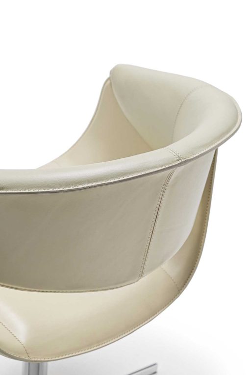 Luxueux fauteuil tournant en cuir. Design Noé Duchaufour Lawrance. Couleur ivoire et chrome poli, personnalisable. Fabriqué en Italie. Livraison à domicile.