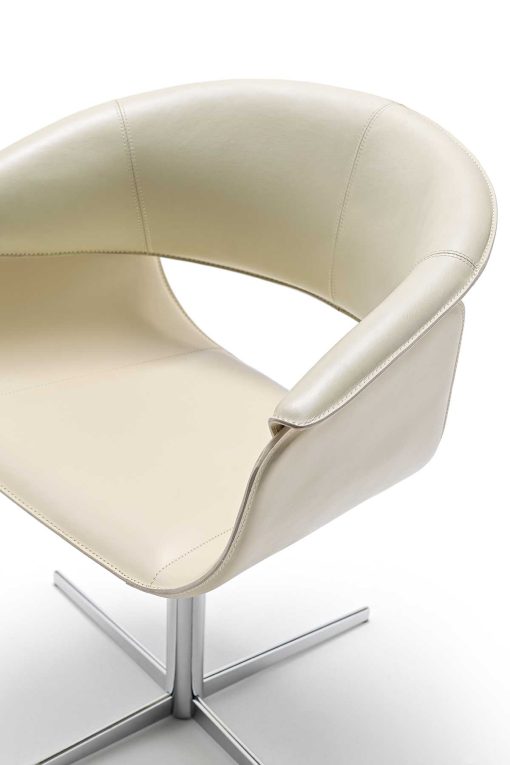Luxueux fauteuil tournant en cuir. Design Noé Duchaufour Lawrance. Couleur ivoire et chrome poli, personnalisable. Fabriqué en Italie. Livraison à domicile.