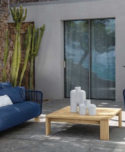 Salon d'extérieur de luxe en bois naturel et revêtement bleu. Vente en ligne de meubles de jardin, canapé, fauteuil haut de gamme avec livraison gratuite.