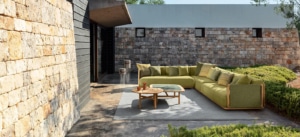 Arredamento outdoor con materiali e tonalità profondi e caldi