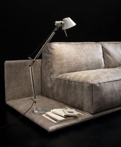 Border est un canapé d’angle en cuir dessiné par Giuseppe Viganò. Choisissez le modèle de canapé d'angle qui vous inspire dans notre vaste collection.