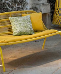 Alluminio e corde intrecciate, colore giallo e design di Ludovica e Roberto Palomba. Un divanetto love seat lussuoso. Vendita online e consegna a domicilio.
