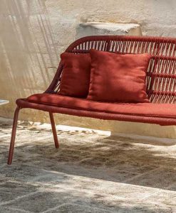 Il divanetto love seat da giardino Cuba nasce dal genio dello studio Ludovica + Roberto Palomba. Struttura in alluminio e corde intrecciate sintetiche rosse