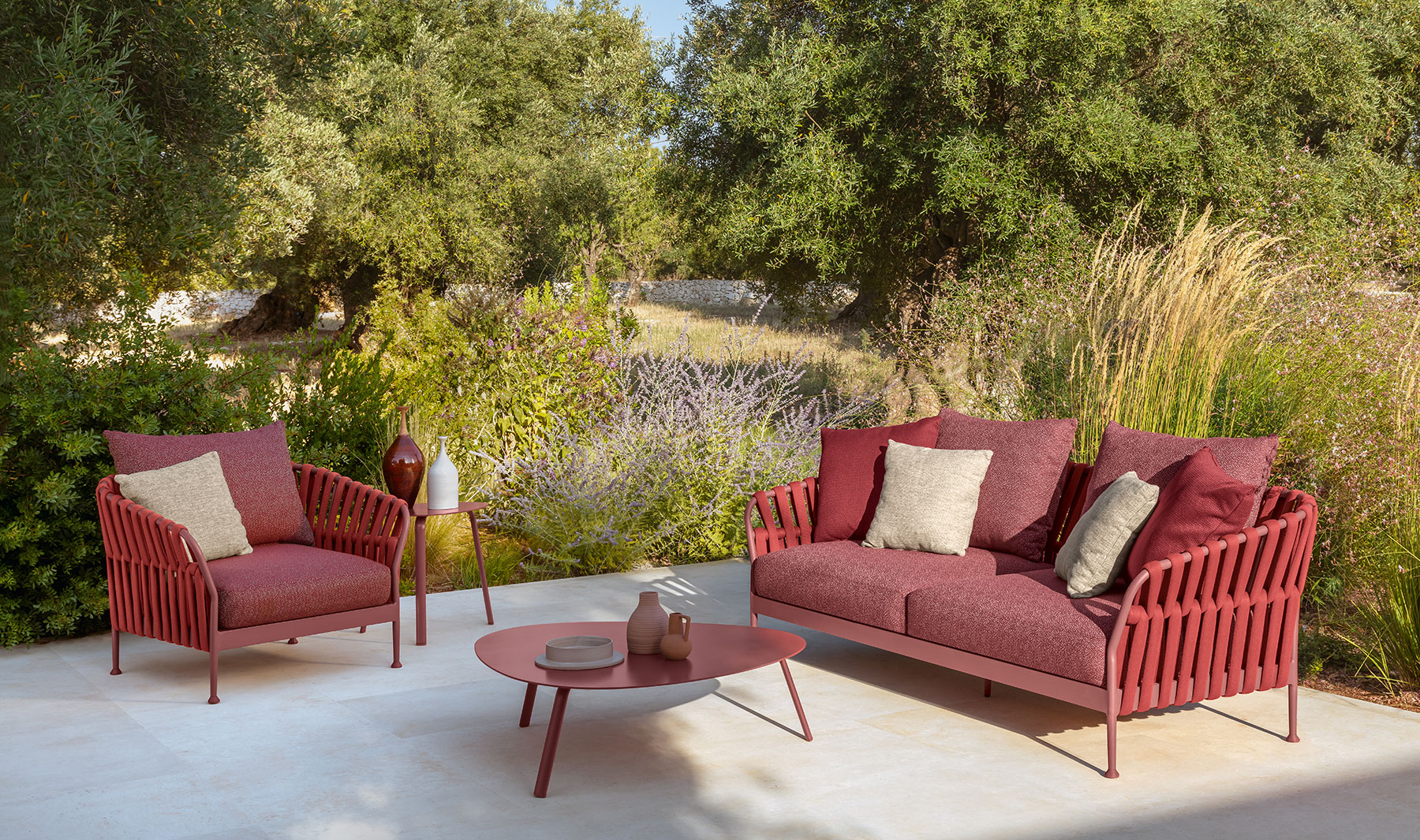 https://www.italydreamdesign.com/wp-content/uploads/Fabric-salotto-da-esterno-rosso-salon-de-jardin-rouge-design-red-outdoor-sofa-and-armchair.jpg