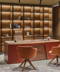 Wooden structure. Canaletto walnut and leather finish. Customizable color. Luxurious and refined executive desk. Free home delivery.