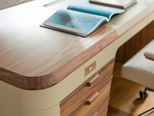 Flavio est un bureau en bois avec structure externe revêtue en cuir fin et structure interne en noyer canaletto. Découvrez notre sélection de bureau design en bois avec tiroir.