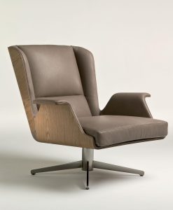 Découvrez notre collection de fauteuils relax en cuir très confortables. Garbo, est un fauteuil pivotant en bois et cuir, parfait pour un bureau ou un salon moderne et élégant.
