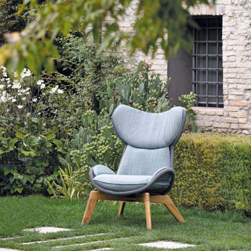 Indulge in the elegance worthy of an indoor piece with the Harp lounge armchair. Teak base and tubular structure with ropes. Padded cushions. Free delivery.