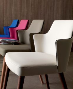 Angelina est un petit fauteuil en tissu avec structure en bois dessiné par Dario Delpin. Disponible en plusieurs couleurs ce fauteuil contemporain est idéal pour votre bureau ou votre salon.