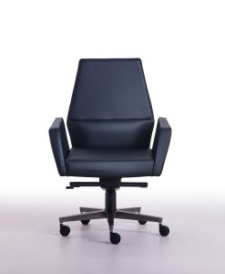 Your prestigious office deserves an original and luxurious conference armchair in black leather. Matteo Nunziati's Kefa is 100% made in Italy. Free delivery