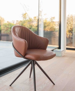 Poltroncina Lili girevole – design Made in Italy con base in metallo e rivestimento artigianale