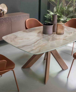 Tavolo da pranzo Maori con base in noce Canaletto e piano in ceramica onice beige lucido, design italiano di lusso