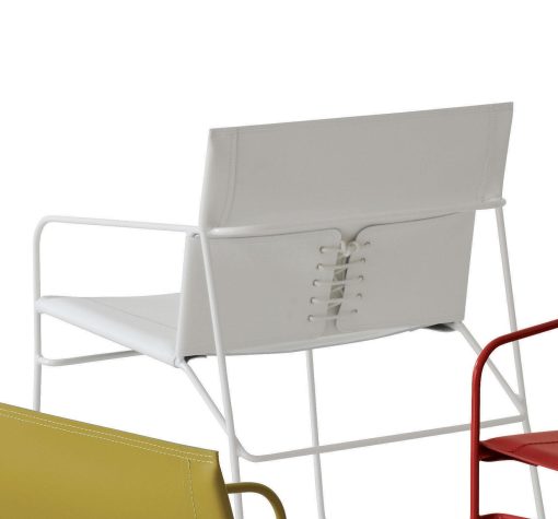 Sumy est un fauteuil de bureau en cuir linéaire et confortable. Ce fauteuil design en cuir se marie avec tous les intérieurs. Achat en ligne fauteuils en cuir.