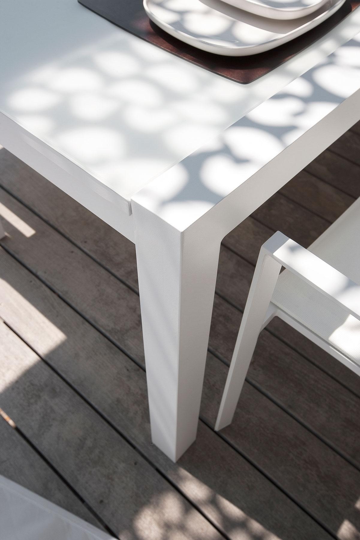 Petite table extérieur de terrasse RADIUM en métal aluminium de couleur et  en bois massif - SEANROYALE