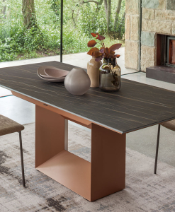 Defence tavolo rettangolare allungabile in ceramica nera K15 e base color rame.