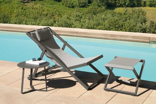 Achetez en ligne les meilleurs meubles de jardin. La chaise longue grise Tann est pliante, légère et solide. Aluminium et textilene. Livraison à domicile.