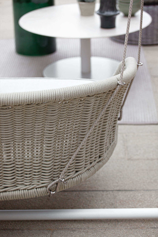 Suspended swing with an ergonomic backrest for maximum outdoor comfort.