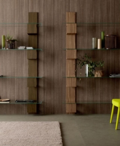 Composition modulable Infinity avec colonnes suspendues en bois et étagères en verre trempé extra-clair pour aménager de grandes parois contemporaines.