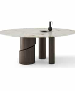 Table ronde Ishikawa avec plateau en marbre Calacatta Vagli Oro et trois pieds en frêne Tabacco, sur fond blanc