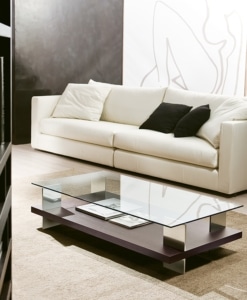 Rectangular Jupiter coffee table in frassino with a wengé finish, clear glass and polished aluminium uprights, in front of a pale sofa.