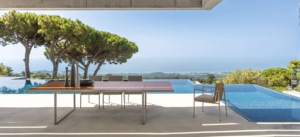Arredamento outdoor dalle linee leggere per una terrazza molto luminosa