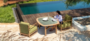 Poltrone e tavolo outdoor installati in zone confortevoli e ombreggiate